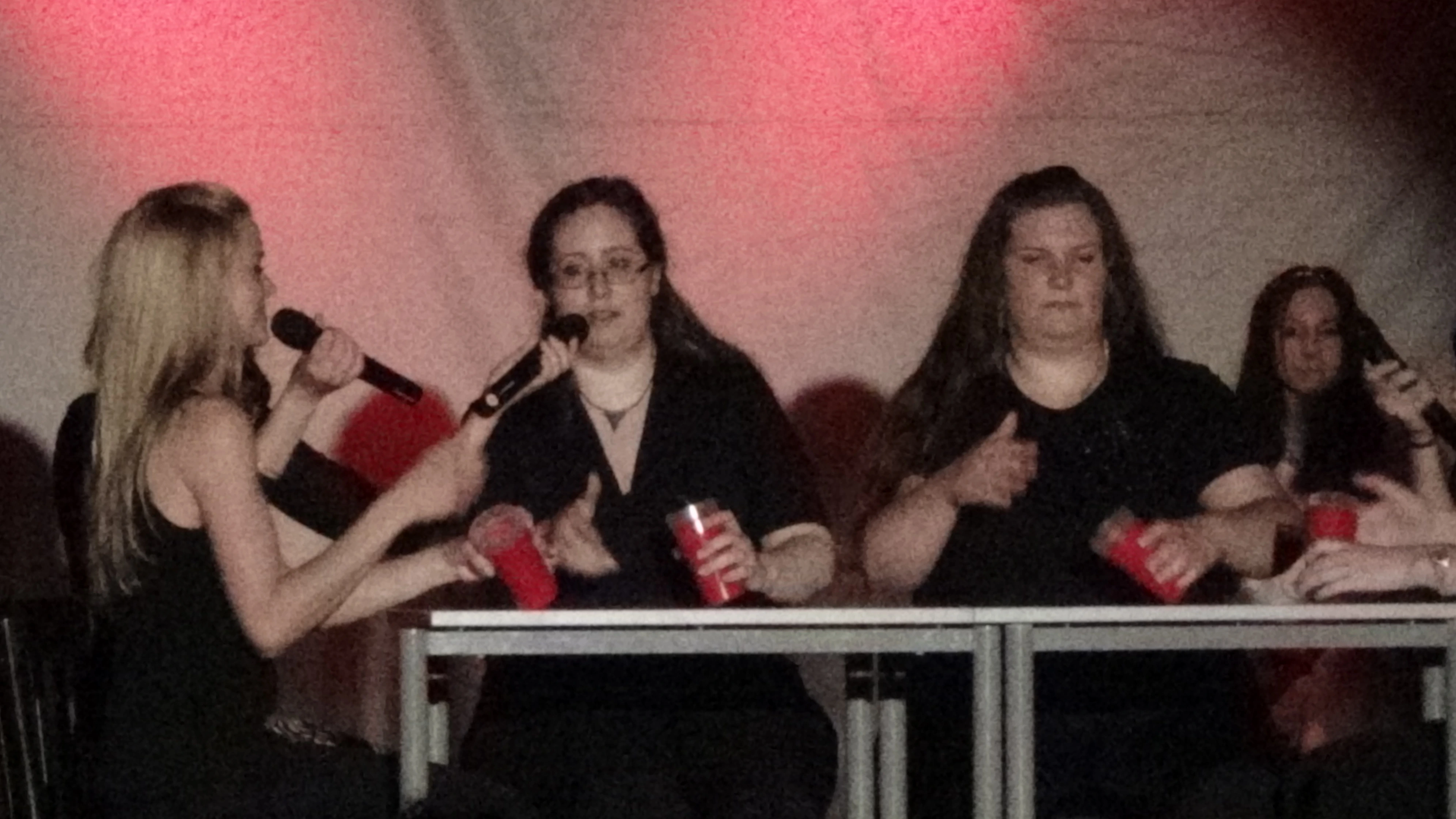Singende Menschen am Tisch "Cup-Song"