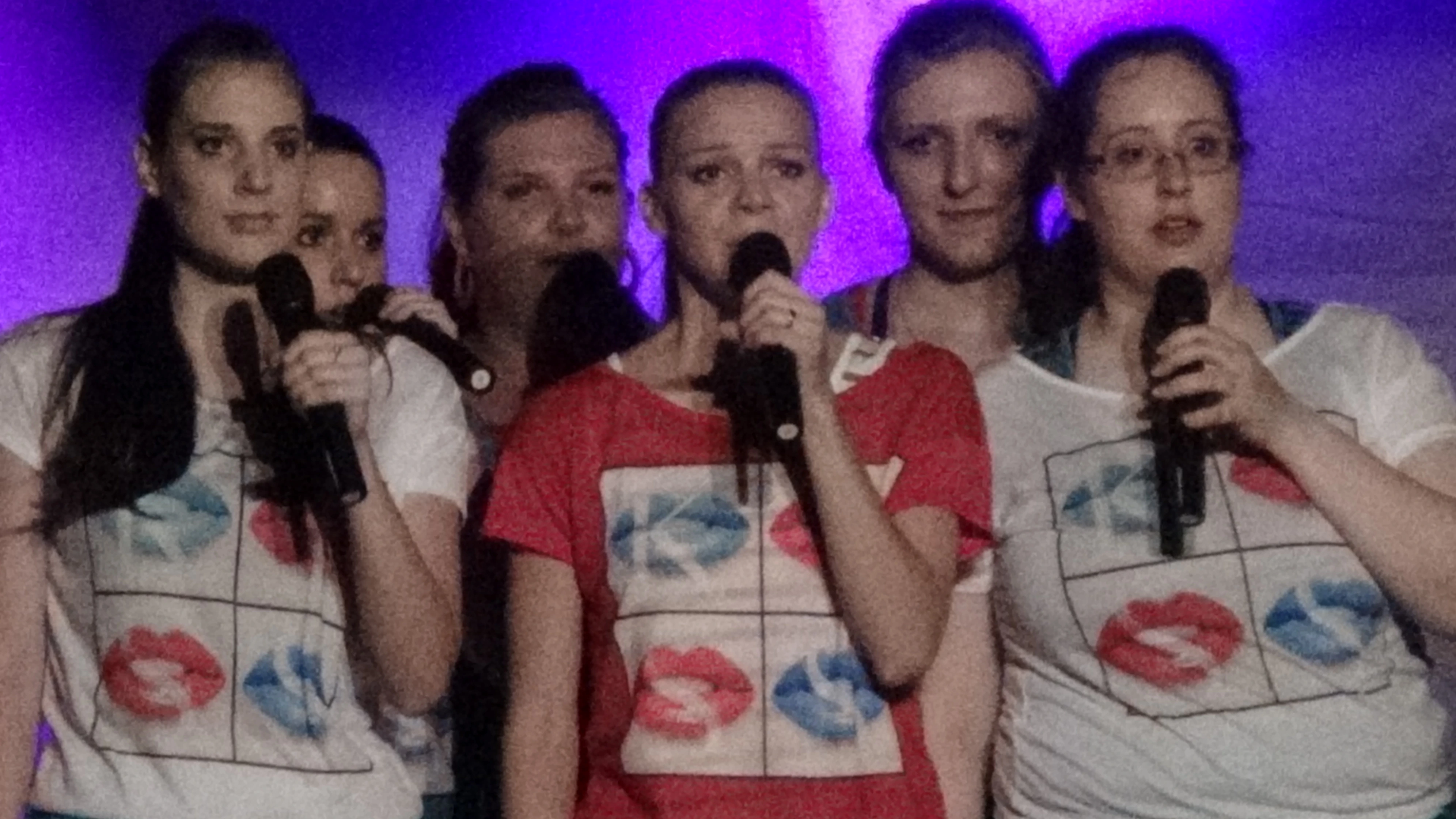 Singende Menschen mit Mikrofonen